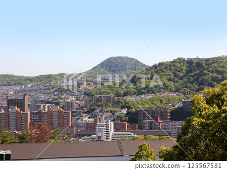 從山上眺望寶塚市的住宅區和西宮市的甲山 從山上眺望寶塚市的住宅區和西宮市的甲山 125567581