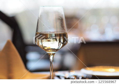 酒杯, 帶, 白葡萄酒 酒杯, 帶, 白葡萄酒 125568967