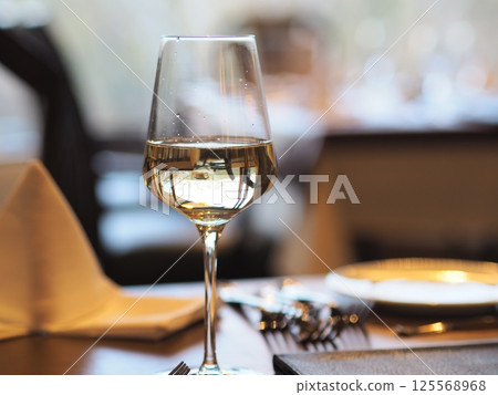 酒杯, 帶, 白葡萄酒 酒杯, 帶, 白葡萄酒 125568968