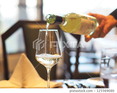 侍酒師將葡萄酒倒入玻璃杯中 125569080