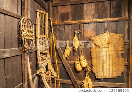 Display of pioneers' everyday items 125569103