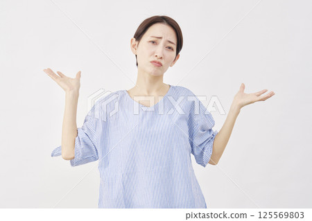 Woman, middle-aged, giving up gesture, white background, looking at camera 125569803