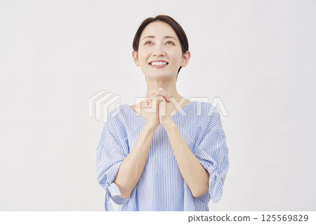 中年婦女禱告白色背景 125569829