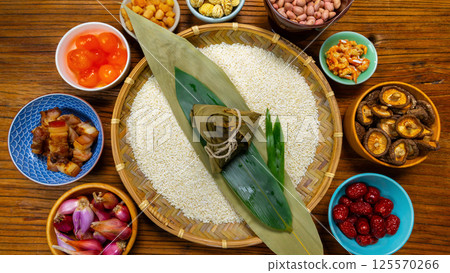 A variety of fillings are placed around the wrapped zongzi. 125570266
