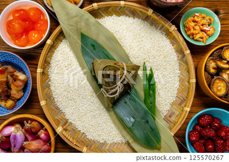 A variety of fillings are placed around the wrapped zongzi. 125570267