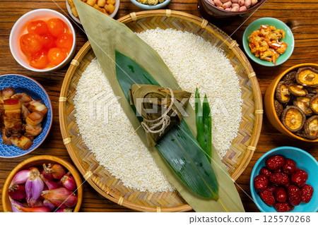 A variety of fillings are placed around the wrapped zongzi. 125570268
