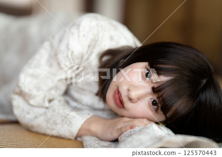 A young woman in a yukata resting in a tatami room 125570443