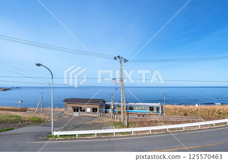 [Fukaura Town, Aomori Prefecture] JR Gono Line Umaki Station, a view of the Sea of Japan 125570463