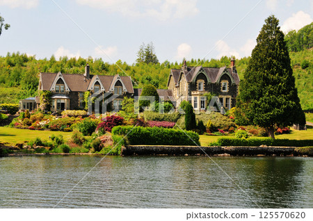 several British houses on the Bank of the lake 125570620