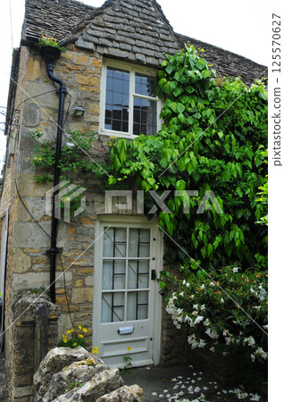 traditional houses and gardens in England 125570627