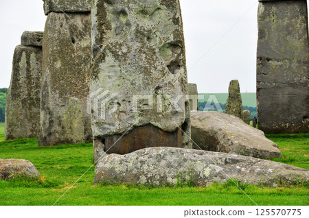 the famous Stonehenge in Britain the famous Stonehenge in Britain 125570775