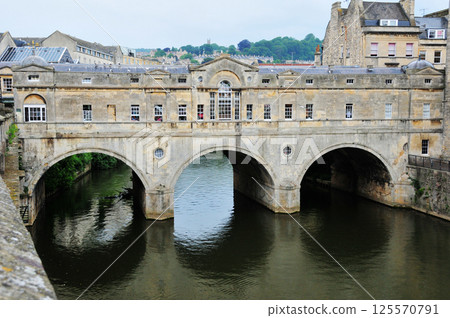 an ancient stone bridge in bath, England 125570791