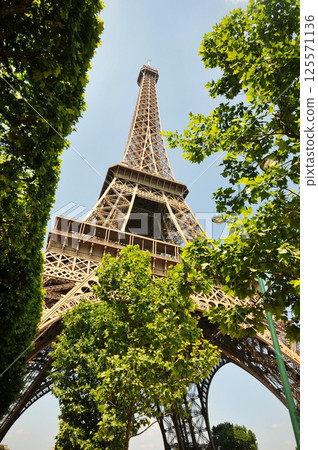 Photo of the famous Eiffel Tower in Paris, France 125571136
