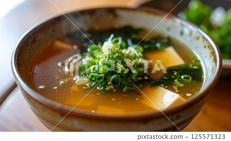 溫熱的豆腐裙帶菜味噌湯 溫熱的豆腐裙帶菜味噌湯 125571323