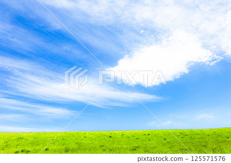 A simple landscape of the refreshing blue sky, clouds and grassland in Biei, Hokkaido 125571576