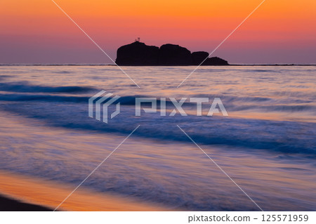 鳥取縣鳥取市白戶町白戶海岸的沖之島 鳥取縣鳥取市白戶町白戶海岸的沖之島 125571959