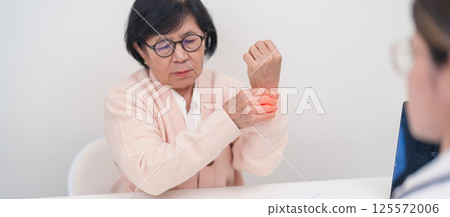 Elderly Patient Woman wrist pain and Consulting doctor. muscle ache from Carpal Tunnel Syndrome, De Quervain s tenosynovitis, rheumatoid, arthritis, gout, Parkinson disease and ergonomic healthcare Elderly Patient Woman wrist pain and Consulting doctor. muscle ache from Carpal Tunnel Syndrome, De Quervain s tenosynovitis, rheumatoid, arthritis, gout, Parkinson disease and ergonomic healthcare 125572006