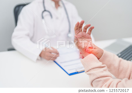 Elderly Patient Woman wrist pain and Consulting doctor. muscle ache from Carpal Tunnel Syndrome, De Quervain s tenosynovitis, rheumatoid, arthritis, gout, Parkinson disease and ergonomic healthcare Elderly Patient Woman wrist pain and Consulting doctor. muscle ache from Carpal Tunnel Syndrome, De Quervain s tenosynovitis, rheumatoid, arthritis, gout, Parkinson disease and ergonomic healthcare 125572017