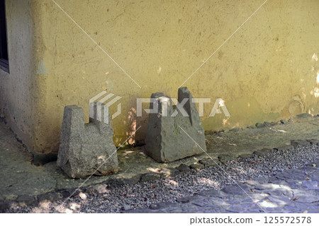 Shikokumura: Earthen walls and rice-pounding stones of a farmhouse from the late Edo period 125572578