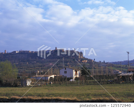A hilltop city in central Italy A hilltop city in central Italy 125572940
