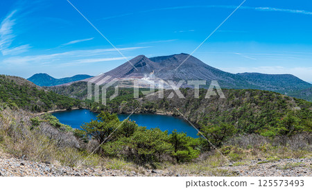 新鮮的綠色蝦野高原_海拔1200米的自然豐富的美麗高原_霧島等。 125573493