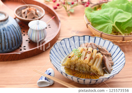 春季野菜:煮白屈菜和生魚乾 春季野菜:煮白屈菜和生魚乾 125573556