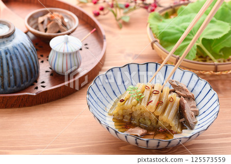 春季野菜:煮白屈菜和生魚乾 春季野菜:煮白屈菜和生魚乾 125573559