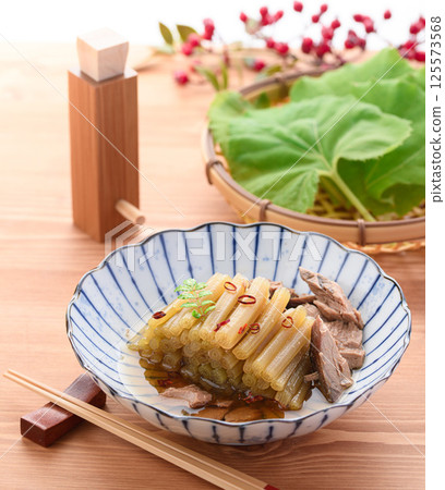 Spring wild vegetable dish: Boiled butterbur and raw dried fish 125573568