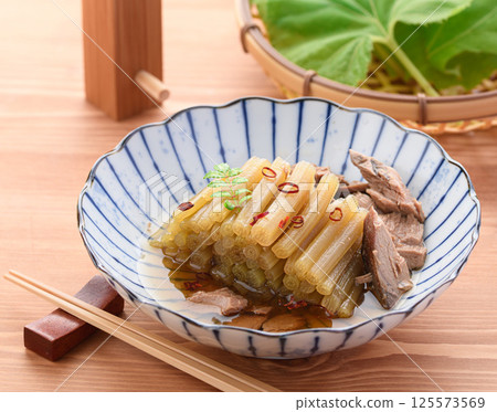 春季野菜:煮白屈菜和生魚乾 春季野菜:煮白屈菜和生魚乾 125573569