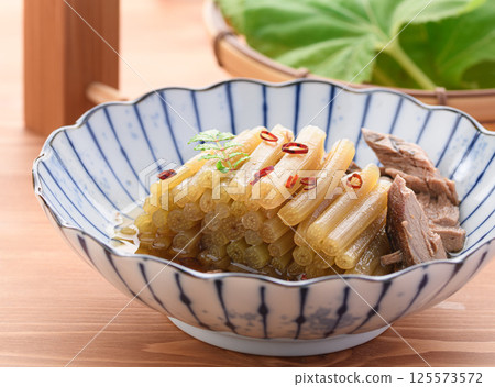 春季野菜:煮白屈菜和生魚乾 春季野菜:煮白屈菜和生魚乾 125573572