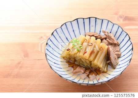 春季野菜：煮白屈菜和生魚乾 125573576