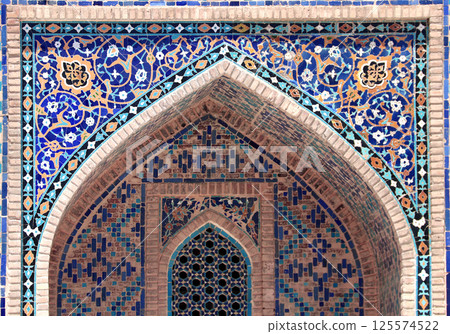 Famous landmark - Ulugh Beg Madrasah on Registan square, Samarkand, Uzbekistan. Arch with tile ornament in the courtyard of Ulugh Beg Madrasa, Registan, Samarkand 125574522