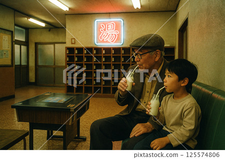 祖父和孫子在公共浴室大廳喝牛奶 125574806