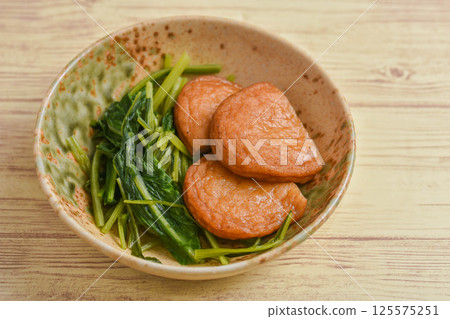 Simmered fish cakes and mizuna 125575251