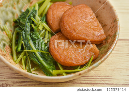 Simmered fish cakes and mizuna 125575414