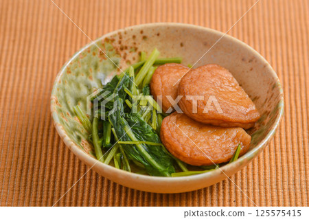 Simmered fish cakes and mizuna 125575415