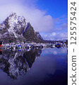 隆冬時節，山巒倒映在水面上 125575424