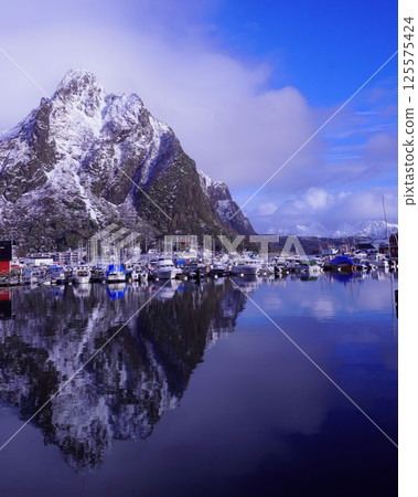 Mountains reflected on the water in midwinter 125575424