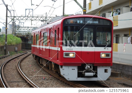 行駛於大師線的京急列車 125575961
