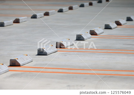 混凝土鋪砌停車場 125576049