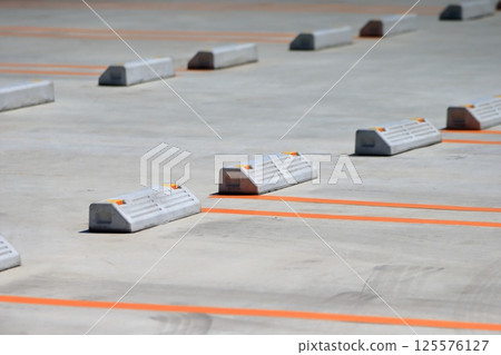 混凝土鋪砌停車場 125576127