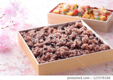 在日本的慶祝活動中，人們會吃紅米飯，照片中紅米飯的粉紅色背景上點綴著櫻花。 125576188