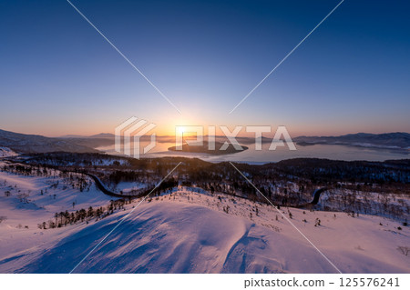 Sunrise over Lake Kussharo in winter 125576241