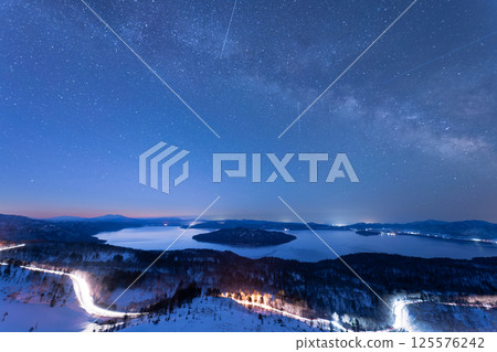 Lake Kussharo and the Milky Way in winter 125576242