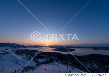 Sunrise over Lake Kussharo in winter 125576244