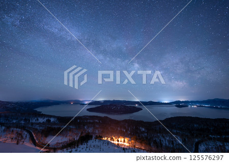 Lake Kussharo and the Milky Way in winter 125576297