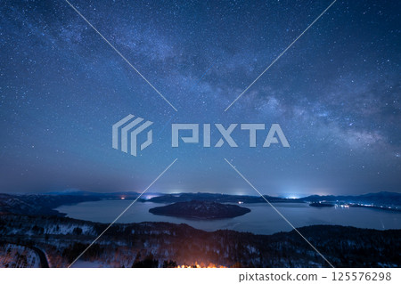 Lake Kussharo and the Milky Way in winter 125576298