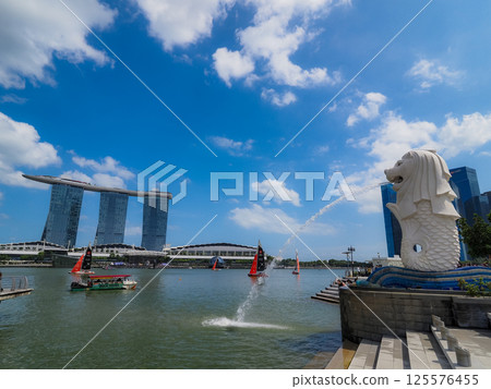 晴朗天氣裡的魚尾獅 125576455