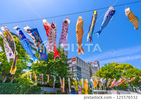 日本橫濱的城市景觀－地鐵「中心南站」前的鯉魚旗景觀 125576532