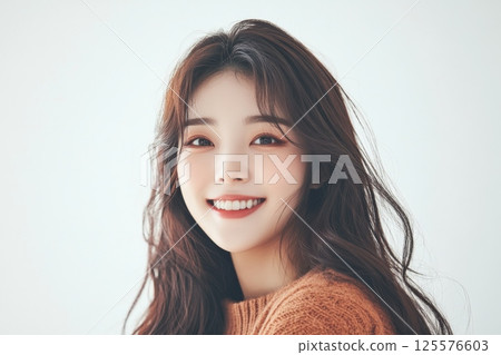 白色背景下微笑的女人看著相機的肖像 125576603